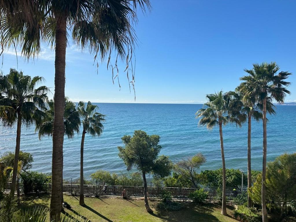Alejandra - Gerenoveerd Direct Aan Zee Apartamento Estepona
