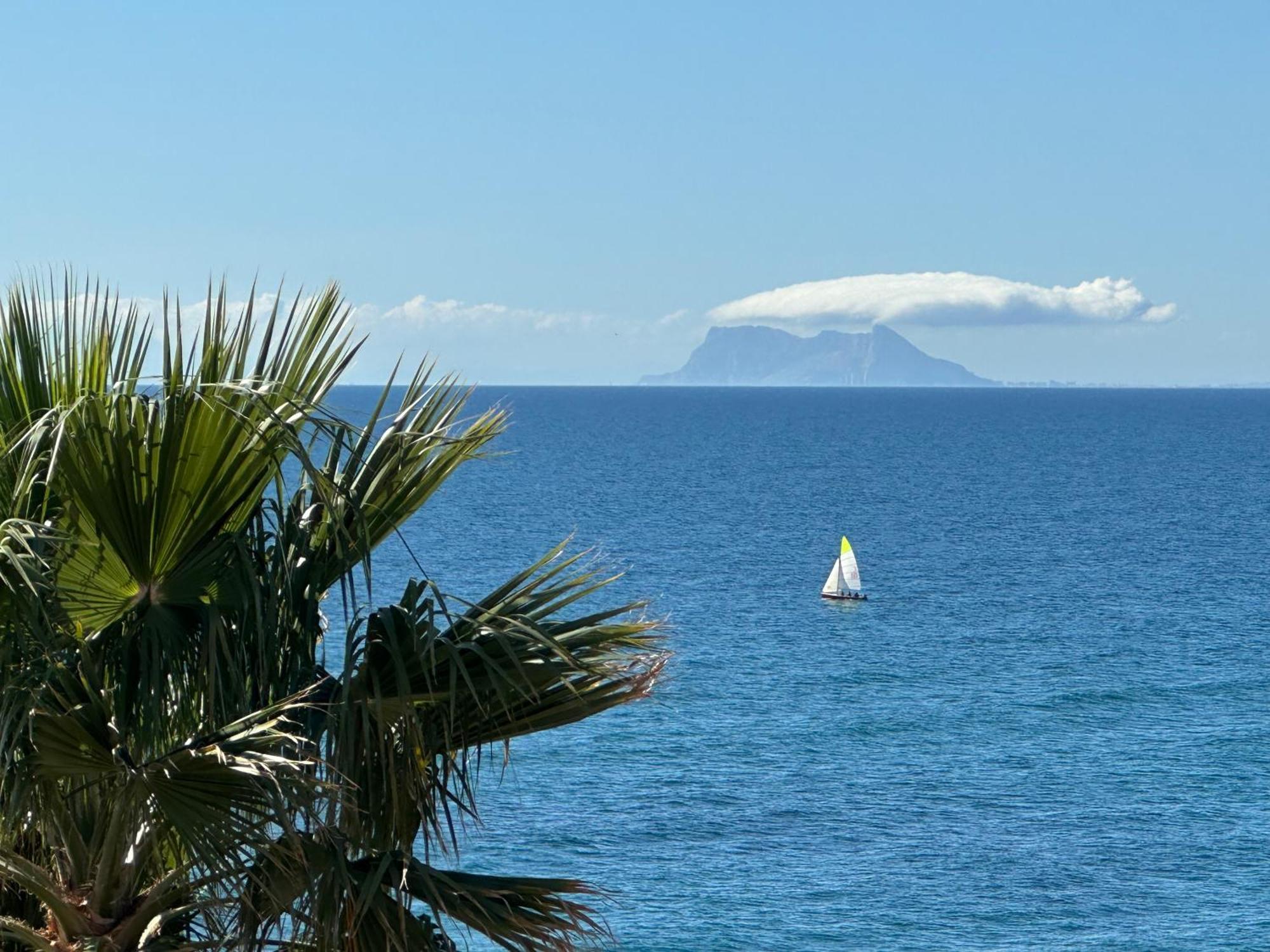 Alejandra - Gerenoveerd Direct Aan Zee Estepona